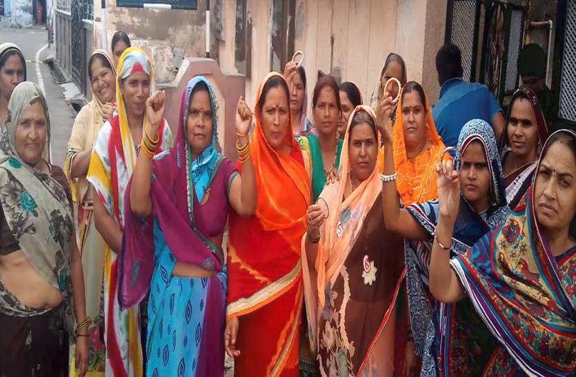 mahilao ka virodh जलभराव समस्या: पहुंचे थे कलक्टर के पास मदद के लिए, पता चला प्रशासन तोड़ सकता है मकान
