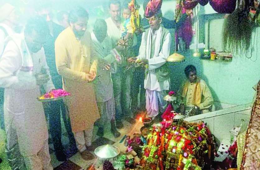देवी देवताओं की लगी अदालत देवी देवताओं की लगी अदालत, भंगाराम मांई ने किया इंसाफ , जात्रा में देवी -देवता जुटे