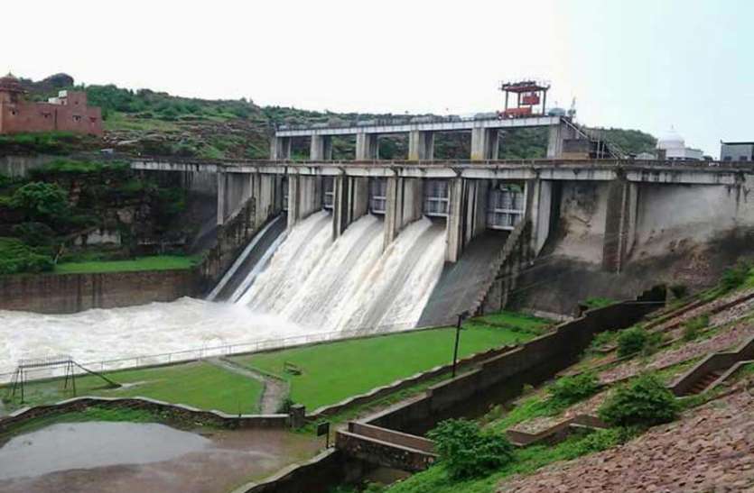 भीमसागर बांध तीन गेट 4 फीट खुले , नदी किनारे गांवों को किया अलर्ट, पनवाड़ 30 घंटे बाद भी बंद रहा स्टेट हाइवे, नांगली नदी पुलिया 2 फीट पानी भीमसागर बांध तीन गेट 4 फीट खुले , नदी किनारे गांवों को किया अलर्ट, पनवाड़ 30 घंटे बाद भी बंद रहा स्टेट हाइवे, नांगली नदी पुलिया 2 फीट पानी