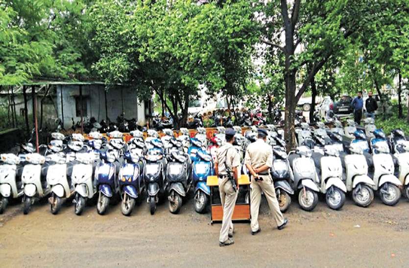 news पैर से झटका मारकर दो सेकंड में ही तोड़ देते थे हैंडिल लॉक