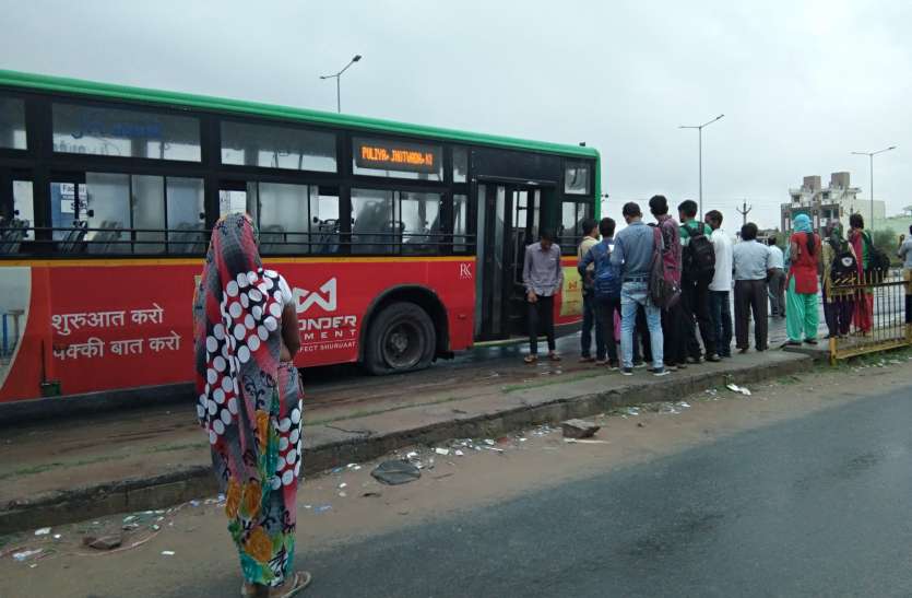lo-flour-bus-jctcl राजमार्ग पर दौड़ती लो-फ्लोर के टायर फटे