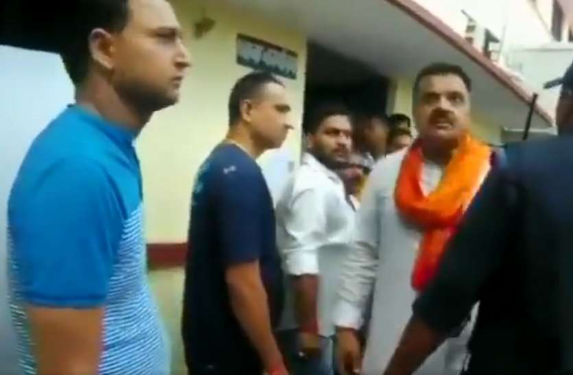 BJP MLA Rajkumar Thakural सत्ता के नशे में चूर बीजेपी विधायक राजकुमार ठुकराल, महिला इंस्पेक्टर को पीटने के लिए उठाया हाथ