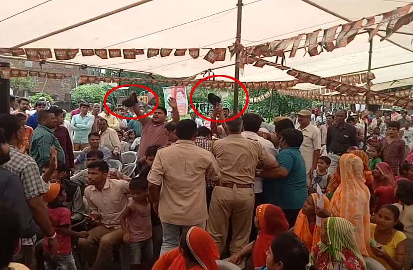 black flags waved in conference of minister Rajpal Singh Shekhawat सड़क शिलान्यास समारोह में उद्योग मंत्री शेखावत की सभा में लहराए काले कपड़े