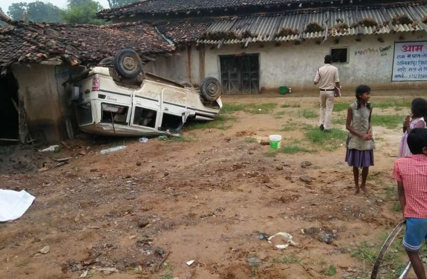 Tyre burst then bolero overturned 5 times, 2 painful death, 8 serious टायर फटने से 5 बार पलटकर घर से टकरा गई बोलेरो, 2 की दर्दनाक मौत, 6 की हालत गंभीर