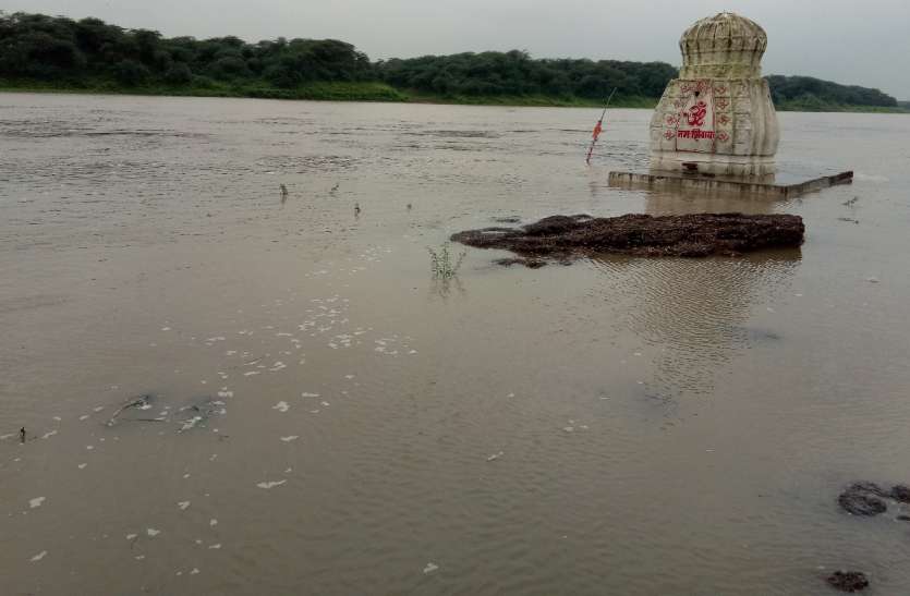 nadiyon mein thaamee raahe, seelan se dhahane lage aashiyaane नदियों ने थामी राहे, सीलन से ढहने लगे आशियाने
