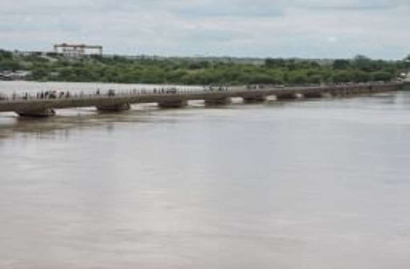 River Chambla is flowing above the danger mark in Dholpur इतने सालों में पहली बार खतरे के निशान से ऊपर बह रही चम्बल नदी, इलाके में अलर्ट