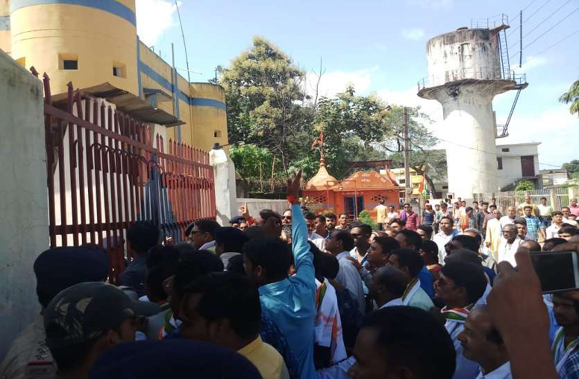 system थाने का गेट तोड़ भीतर घुसे गुस्साए कांग्रेसी, पार्षद की माफी के बाद हुए शांत