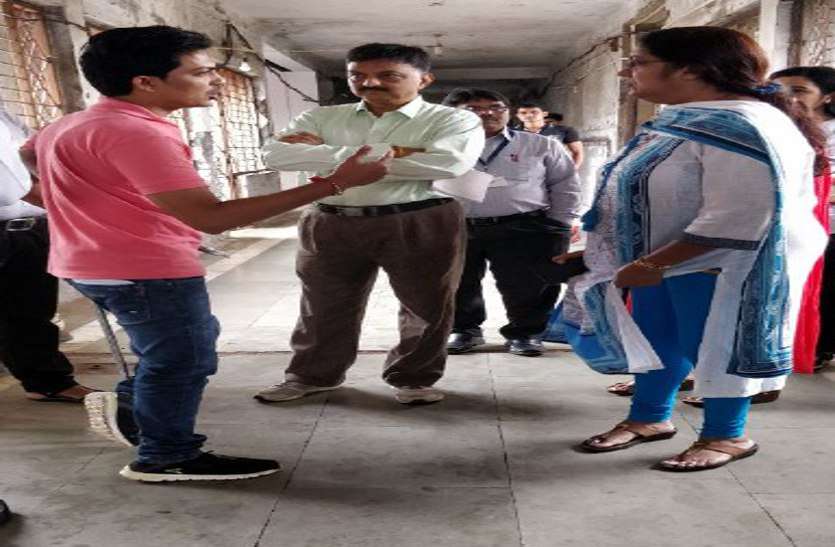 crm team सीआरएम टीम का दौरा: कमियां नहीं काम का रिव्यू किया, इसी से तय होगी जिले की रेटिंग