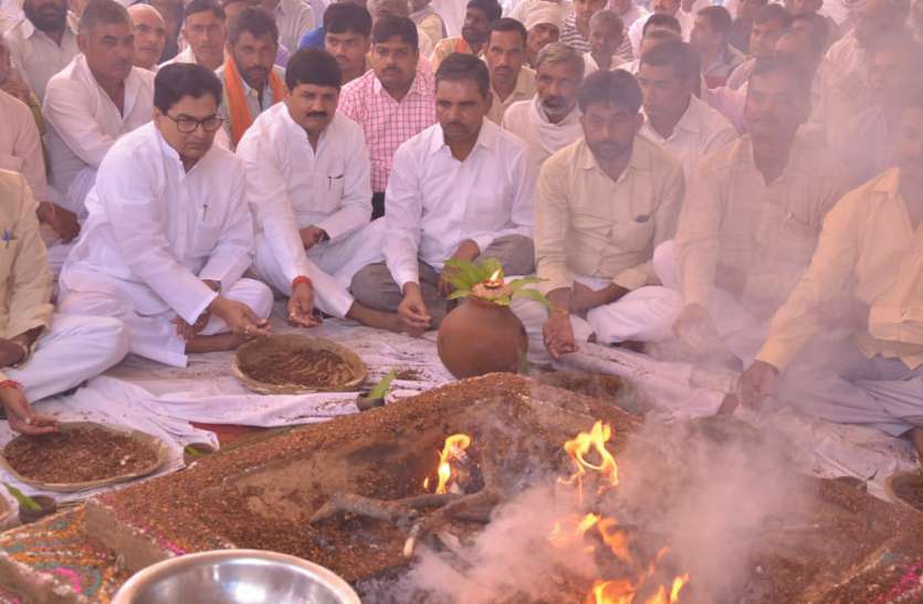 Darshan Singh Hawan सपा के दिवगंत नेता दर्शन सिंह यादव की आत्मा की शांति के लिए कराया गया हवन