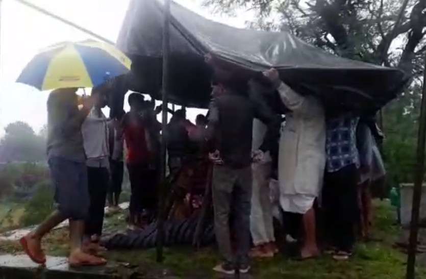 raining becomes barrier in last rituals of old man in Bundi अब अंतिम सफर में भी रोड़ा बनी ये आसमानी आफत... 8 घंटे की कड़ी मशक्कत के बाद परिजनों ने किया दाह संस्कार