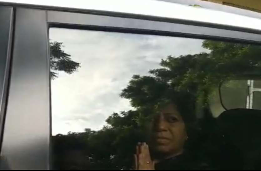 baghpat जानिये क्या हुआ, जब डीआईजी को जोड़ने पड़े हाथ