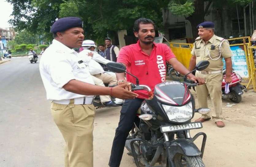 Traffic police हेलमेट बिना डिलीवरी देने जाने वाले ३३ को पुलिस ने पकड़ा