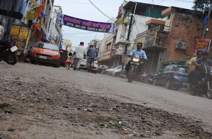 system सड़कों के गड्ढे व गंदगी के बीच होगा बप्पा का स्वागत