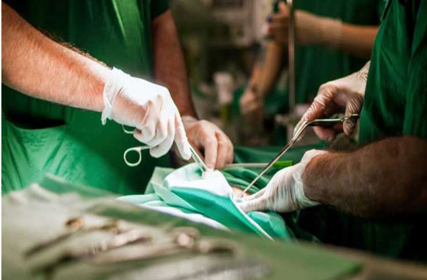 doctor घुटने में था ट्यूमर इसलिए नहीं चल पा रहा था मरीज, तीन घंटे के अॉपरेशन में डॉक्टरों ने किया कमाल