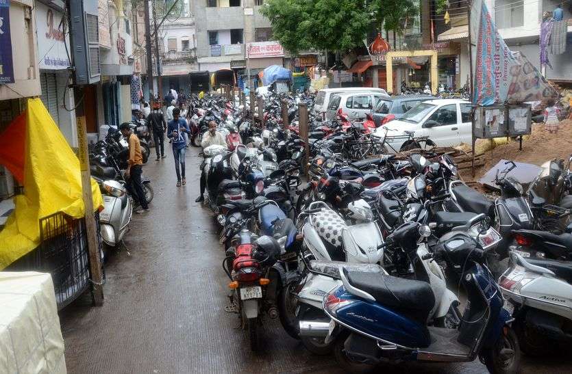 crime बाजारों में पार्किंग की जगह ही नहीं, कहां खड़ी करें गाड़ी