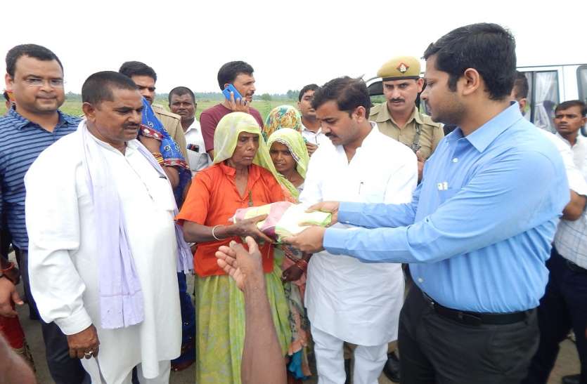 hardoi बाढ़ पीड़ितों की परेशानी सुनकर जिलाधिकारी ने राहत सामग्रियां उपलब्ध कराने की कही बात