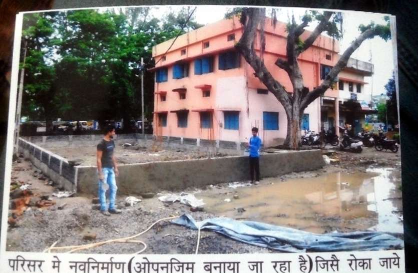 dewas जनभावना का निरादर कर उद्यान में मनमाने निर्माण कर रहा नगर निगम