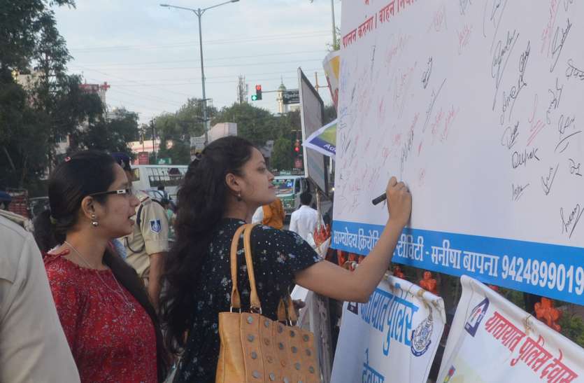 dewas इधर दिला रहे थे शपथ, उधर खुलेआम तोड रहे थे नियम