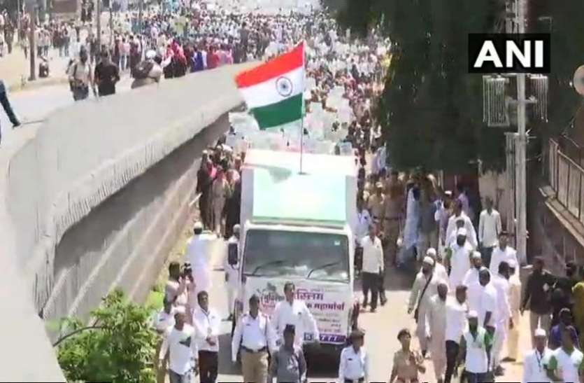 flag महाराष्ट्र: मराठाओं के बाद अब सड़क पर उतरा मुस्लिम समुदाय, पांच फीसदी आरक्षण की मांग समेत कई मुद्दों पर उठाई आवाज