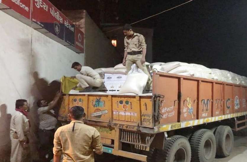Three arrested ट्रेलर से ३७.५८ लाख रुपए की शराब बरामद