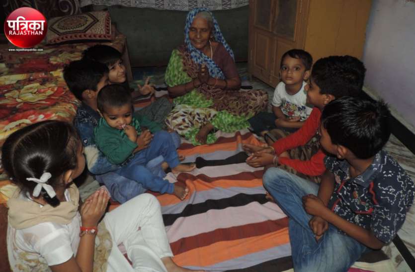 banswara ग्रांड पेरेंट्स डे : ‘माता-पिता’ का छूटा साथ तो ‘नाती-पोतों’ को ममता के आंचल में सहेज रही हैं ‘दादी-नानी’