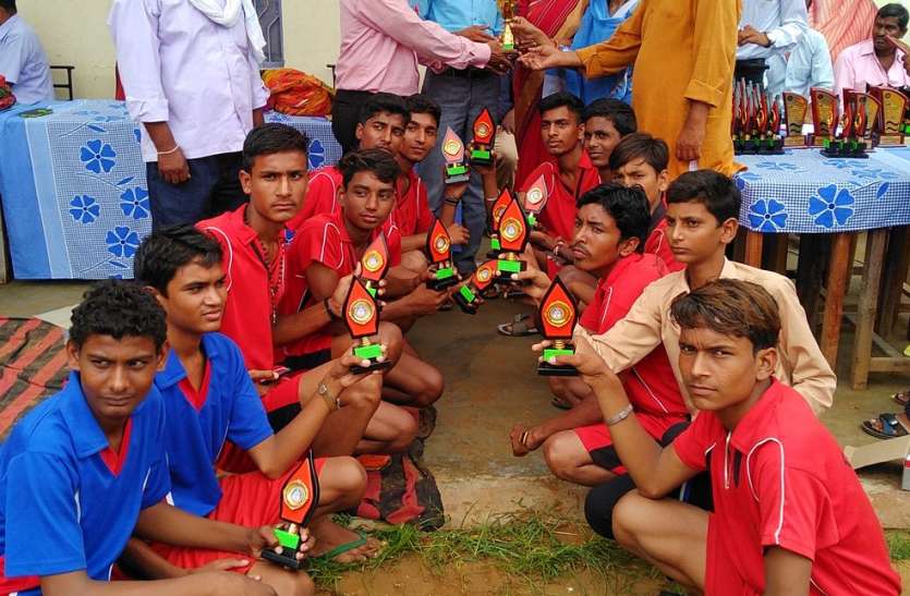 hindaun karauli news क्रिकेट में जीती करौली, खो-खो में कुढ़ावल, बापौती को मिली शील्ड
