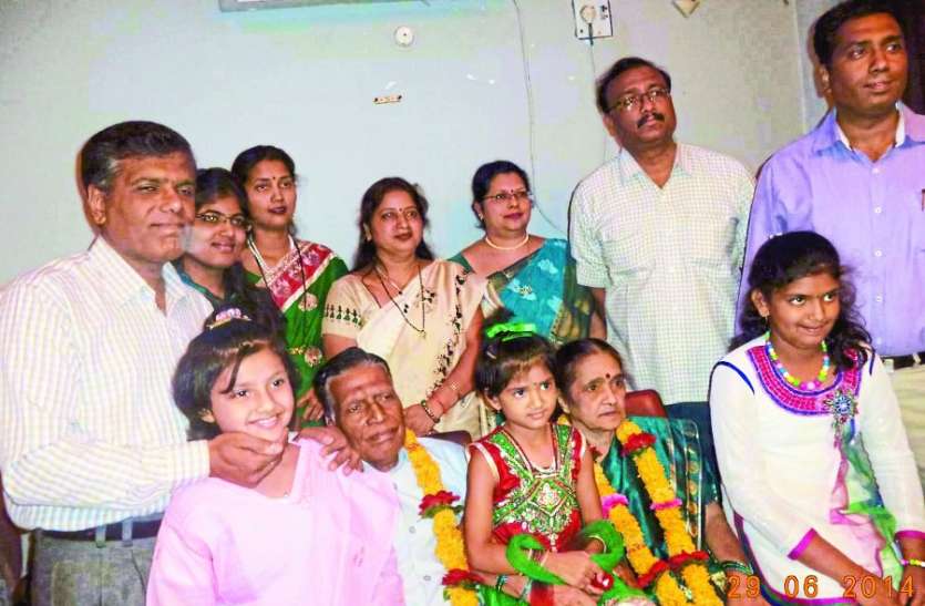 National Grand Parents Day National Grand Parents Day : इस गांव में दादा की जिद से पहली बार गांव से पढऩे बाहर निकली थी पोतियां
