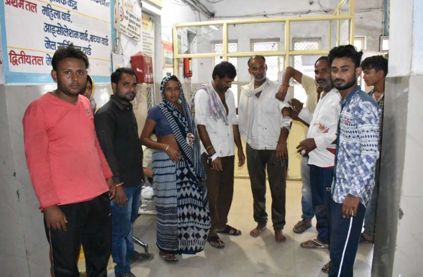 Attack on family in suspected Mukhbiri मुखबिरी के शक में रेत कारोबारियों ने घर घुसकर की मारपीट