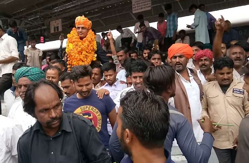 Jitendra reached Barmer देश का दिल जीतकर जितेन्द्रसिंह पहुंचे बाड़मेर, रेल्वे स्टेशन पर हुआ स्वागत