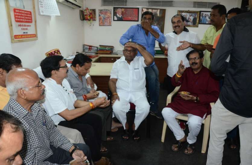 Atrocity Act मुरैना सांसद मिश्रा ने प्रदर्शनकारियों को खिलाए समोसे, धिक्कार पत्र भी लिया