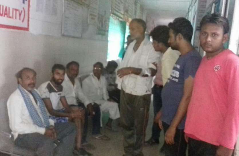 Hoshangabad stolen pole and swords, 4 injured होशंगाबाद में रेत चोरी को लेकर चले डंडे-तलवारें, आधा दर्जन घायल
