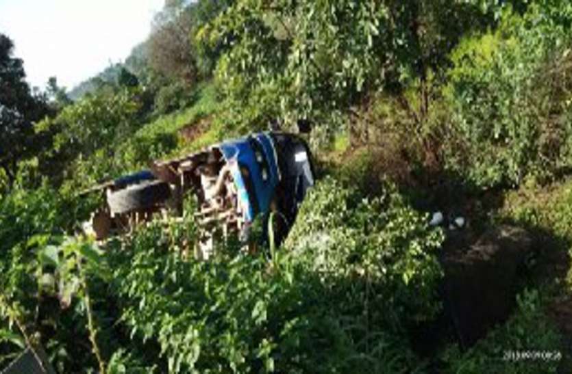 1 दर्जन से ज्यादा यात्री घायल Breaking : रायपुर से बीजापुर की ओर जा रही यात्री बस गिरी खाई में, 1 दर्जन से ज्यादा यात्री घायल