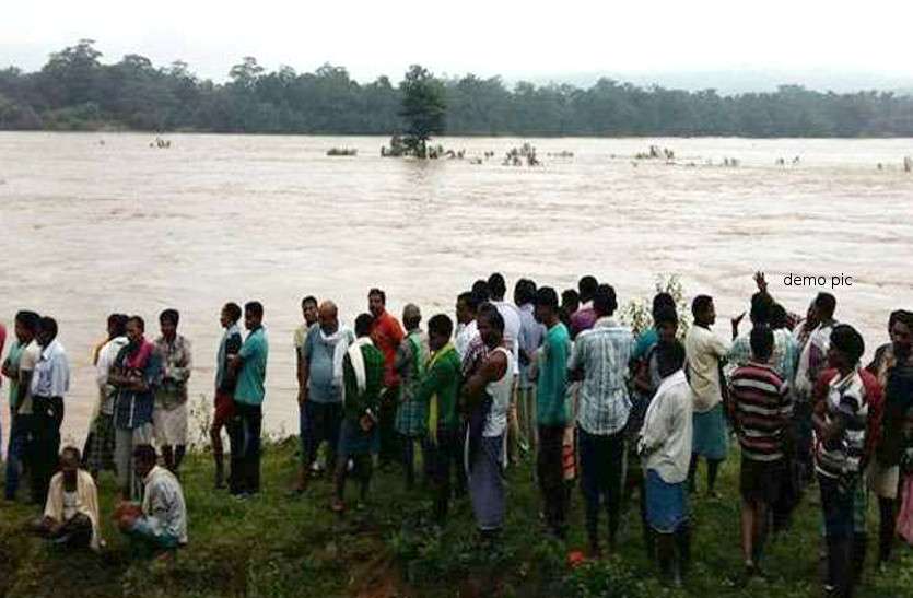Chhattisgarh news इंद्रावती नदी में नाव पलटने से एक मासूम और 4 महिलाएं बहे, 9 लोग तैरकर बाहर निकले