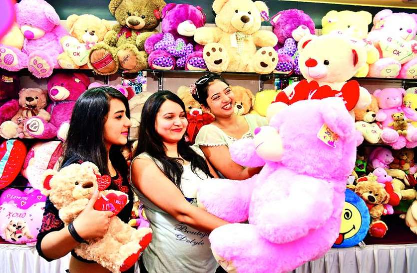 teddy National Teddy Bear Day : रूठे प्यार को मनाने के लिए भी नायाब है टेडी