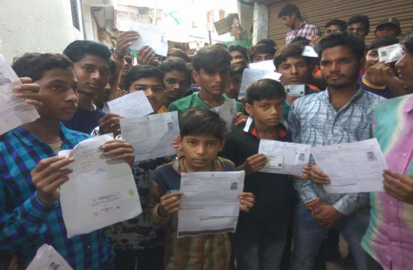 jj मुफ्त में बनने वाले आधारकार्ड के लोगों से वसूले जा रहे दो सौ रुपए