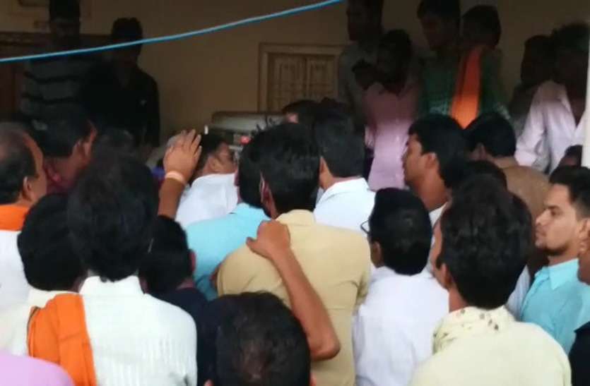 Video Gallery : जुदेव सर्मथकों ने अपने ही पार्टी के वरिष्ठ कार्यकर्ता को पीटा