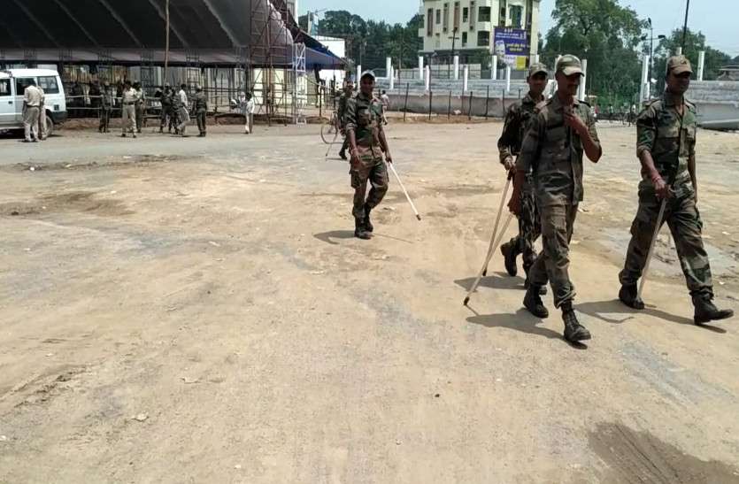 सुबह-सुबह पुलिस जवानों की टीम को देखकर घबराए मोहल्लेवासी, जवानों ने घर-घर दस्तक देकर ली ये जानकारी सुबह-सुबह पुलिस जवानों की टीम को देखकर घबराए मोहल्लेवासी, जवानों ने घर-घर दस्तक देकर ली ये जानकारी