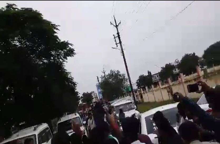 karni sena protest hindi news video मध्यप्रदेश में इस सांसद को दिखाए करणी सेना ने काले झंडे, करणी सेना का विरोध जारी