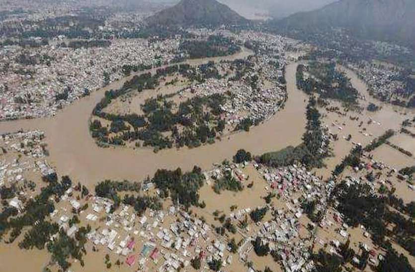 kerala flood केरल बाढ़ पीड़ितों की मदद करने के इन युवाओं ने बढ़ाया हाथ, खुद वहां जाकर बांट रहे लोगों का दुख-दर्द