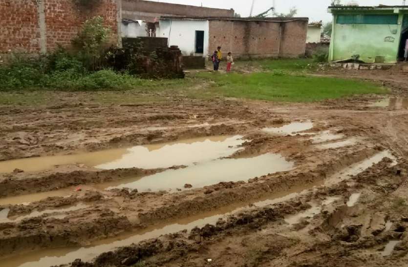 sadak कीचड़ भरी डगर से हो रही परेशानी