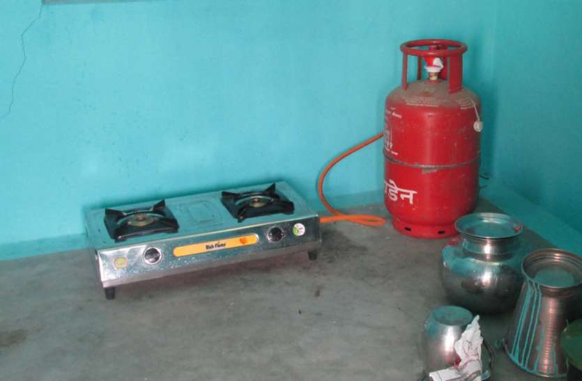 ujjawala yojana महंगाई के चलते उज्ज्वला के सिलेण्डर खाली पड़े