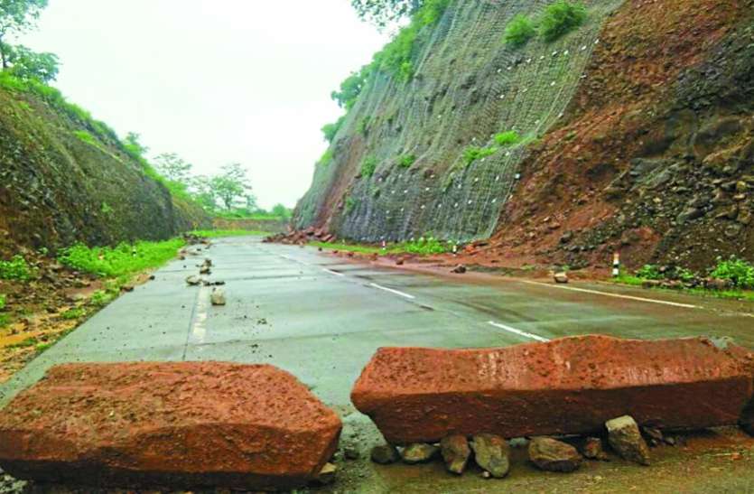Land sliding in mp - Land Sliding on NH लैंड स्लाइडिंग - एनएच पर गिरा पहाड़, तीन राज्यों का आवागमन प्रभावित