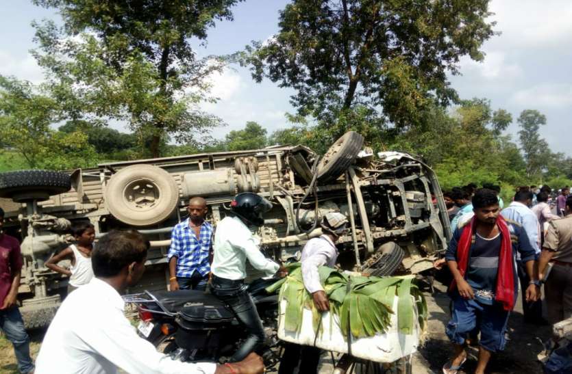 Accident डीसीएम और बस की टक्कर में 11 यात्री गंभीर रूप से घायल
