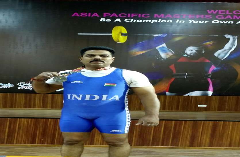 ASI manohar singh got silver medal in asia games in weight lifting एएसआई मनोहर सिंह को एशियाई वेट लिफ्टिंग में रजत पदक
