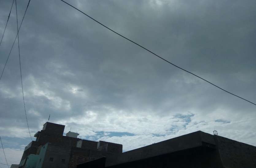 cloud बादल छाए, बरसात की आस
