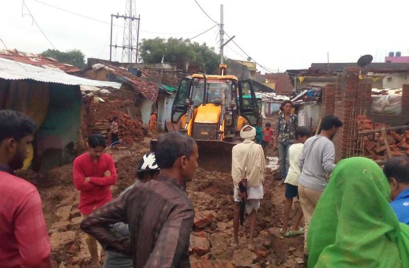 patrika मलबा हटाने पहुंची टीम पर प्रभावित लोगों ने जताया आक्रोश