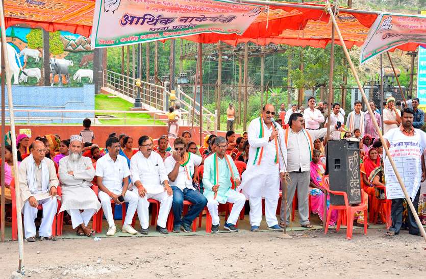 मार्ग की जर्जर हालत को लेकर विधायक की आर्थिक नाकेबंदी, कोयला परिवहन छह घंटे तक रही बाधित मार्ग की जर्जर हालत को लेकर विधायक की आर्थिक नाकेबंदी, कोयला परिवहन छह घंटे तक रही बाधित