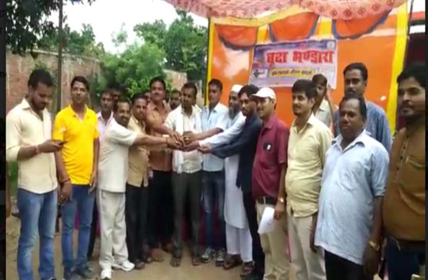 hardoi इस जिले में हुई अनोखी गोद भराई, बांटी गई मिठाई