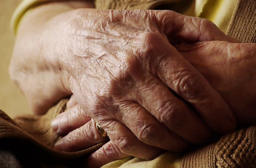 old woman खाली प्लॉट के बाहर पड़े थे 70 साल की बूढ़ी महिला के कपड़े, अंदर का नज़ारा देखा तो पैरों तले खिसक गई जमीन