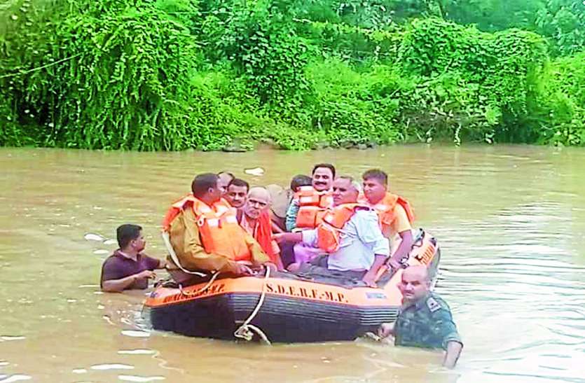 huge rain in gwalior chambal region 36 rescued by army